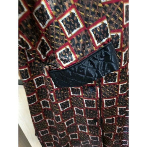 Vintage Geometric Print Satin Pajama Top With Quilted Collar & Pocket - Picture 3 of 11